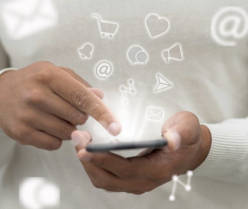 social-media-marketing-concept-marketing-with-applications Designed by Freepik