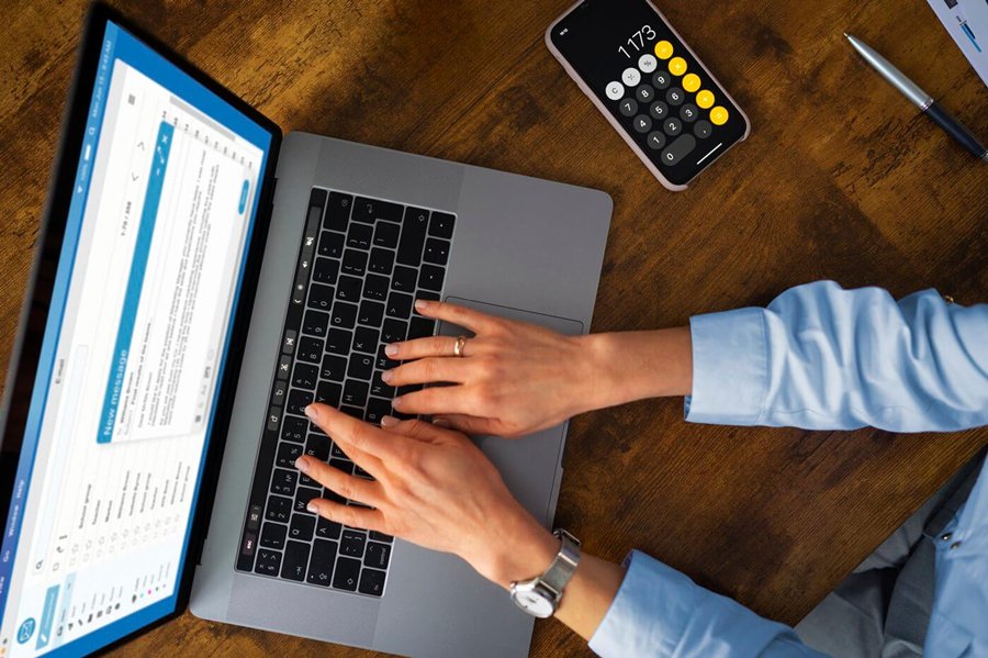 top view woman typing laptop Designed by Freepik